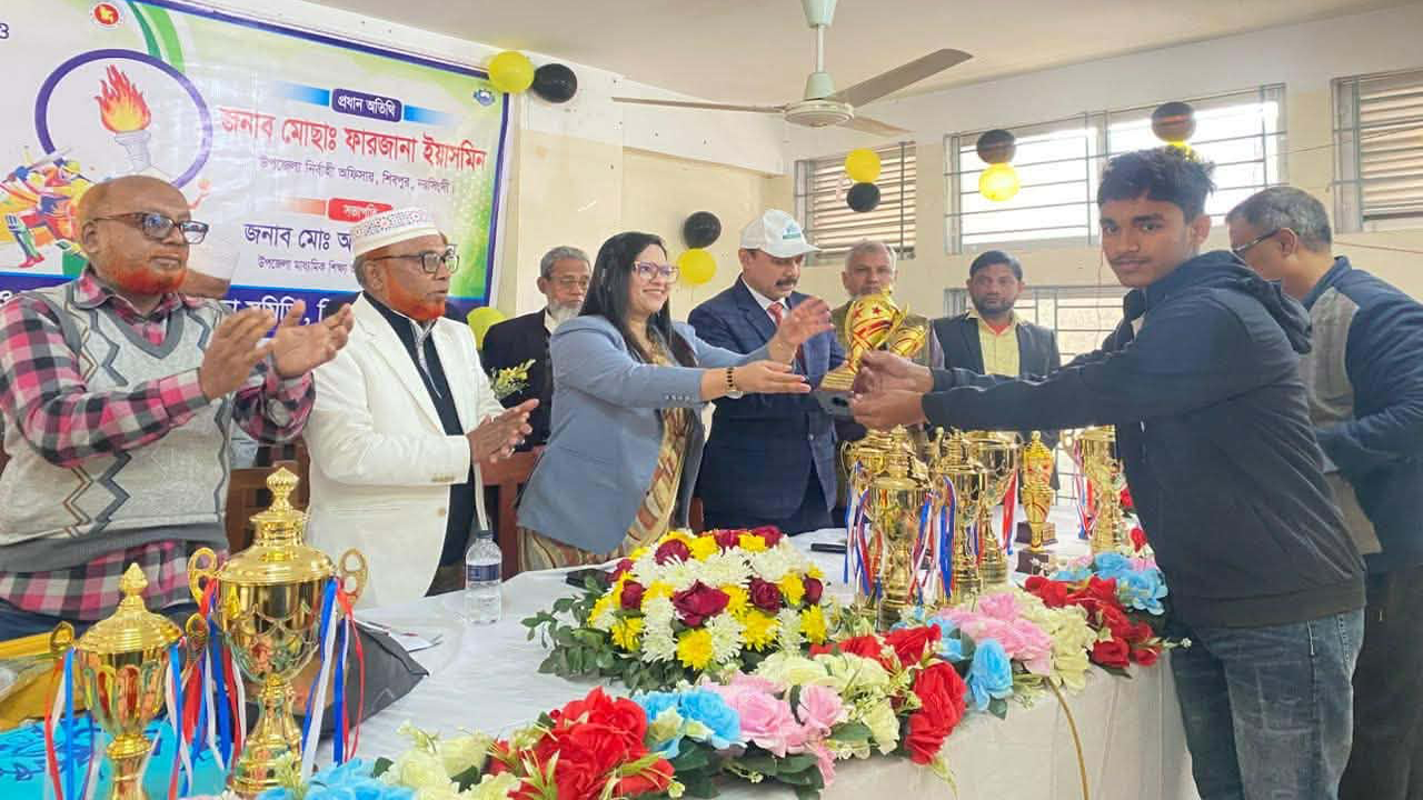 নরসিংদীর শিবপুরে মাধ্যমিক পর্যায়ে অবসরপ্রাপ্ত প্রধান শিক্ষকদের বিদায়ী সংবর্ধনা
